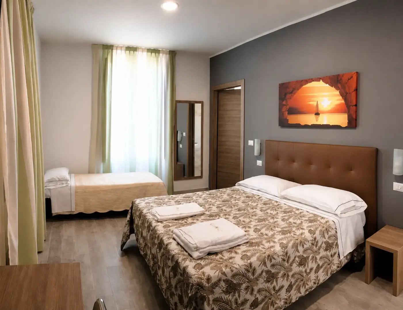 Hotel Oregon triple room with queen bed and twin bed